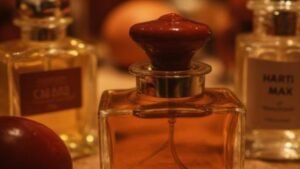 Detalle de frasco de perfume artesanal en un entorno de taller con materias primas naturales.