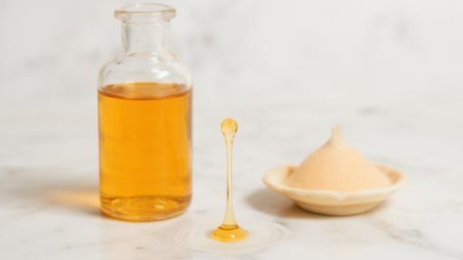 Fotografía macro de estudio que ilustra la viscosidad de esencias finas y la estructura molecular de un perfume de autor.